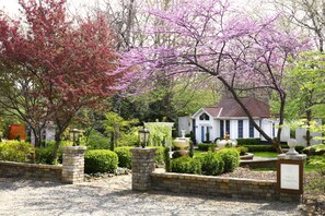 Property grounds - The Garden Villa  -  A Beautiful Hidden Gem (Columbus)