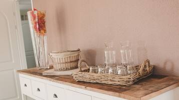 Tägliches kontinentales Frühstück (12.50 EUR pro Person)