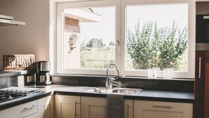 Hus | Eget kjøkken | Kaffetrakter/tekoker, kjøleskap, mikrobølgeovn og ovn