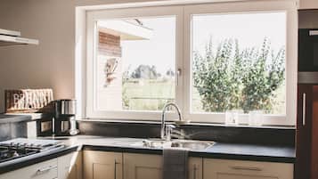 Talo | Yksityinen keittiö | Jääkaappi, mikroaaltouuni, uuni, liesi