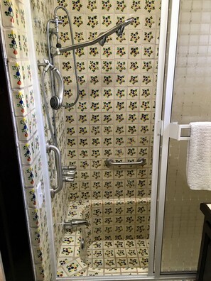 Rainfall showerhead, towels - K38 Surf House (Playas de Rosarito)