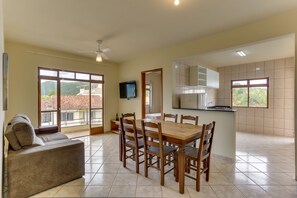 Apartamento standard, várias camas | Área de estar | TV de tela plana