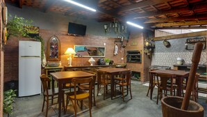 Una cocina rústica con paredes de ladrillo, muebles de madera y un espejo grande.