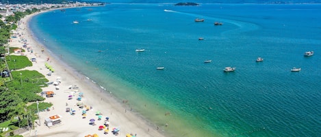 Una playa cerca