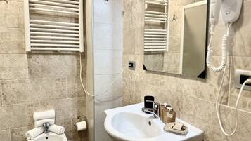 Ducha, artículos de tocador gratuitos, secador de pelo, toallas