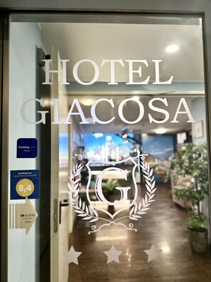 Interior entrance - Hotel Giacosa (Milan)
