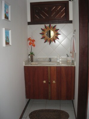 Shower, hair dryer, soap - COZY HOUSE IN FORT BEACH VILLAGE (Mata de São João)