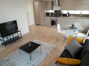 Panoramic Apartment, 2 Bedrooms, Non Smoking, Kitchen | Living area - Canary Wharf - Thames View (London)