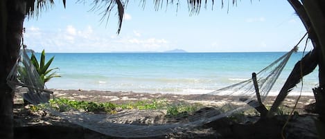 在海滩、沙滩椅、沙滩毛巾