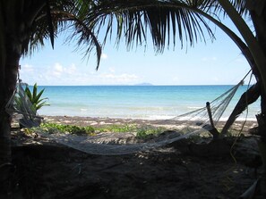 Sur la plage, chaise longue, serviettes de plage