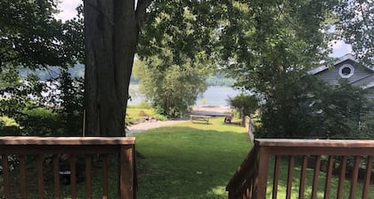 Pacífica Finger Lakes Cottage w / Stream, Woods, y Level Beach