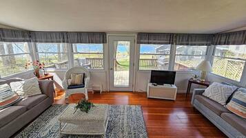 Smart-tv, dvd-spelare och böcker