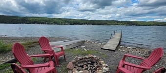 ON LAKE! Peaceful Private Level Beach, Pet Friendly,Stream,Dock,Woods,Rowboat! 