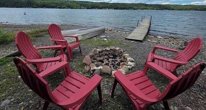 ON LAKE! Peaceful Private Level Beach, Pet Friendly,Stream,Dock,Woods,Rowboat!