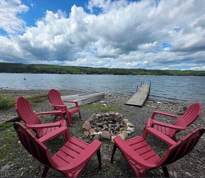 ON LAKE! Peaceful Private Level Beach, Pet Friendly,Stream,Dock,Woods,Rowboat! 