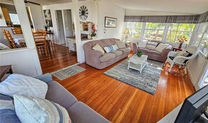 Smart-tv, dvd-afspiller, bøger