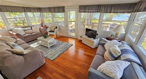 Smart-tv, dvd-spelare och böcker