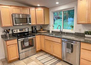 Een koelkast, een microgolfoven, een oven, een kookplaat