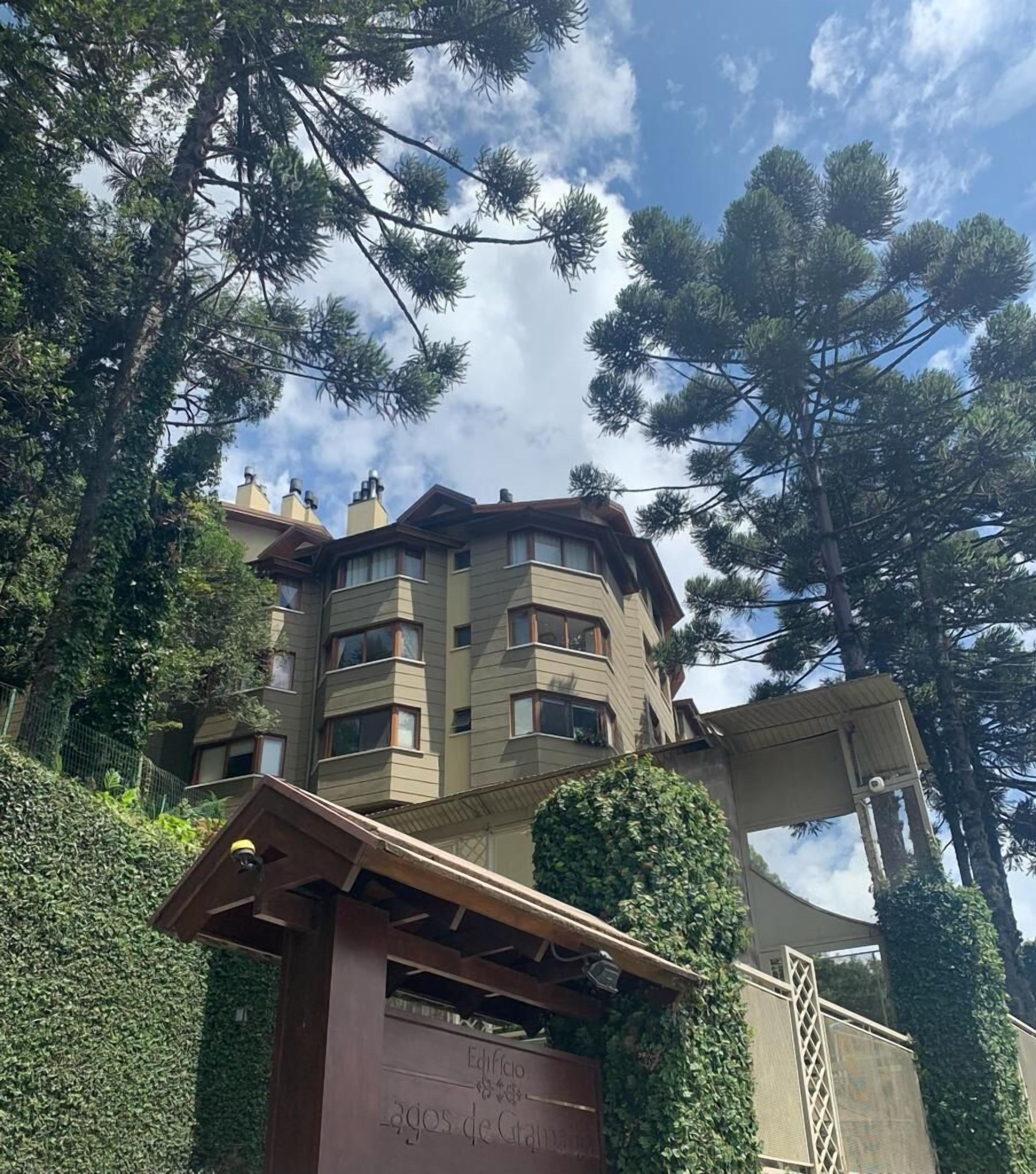 Apartment in the center of Gramado.C/view, fireplace and hydro bath