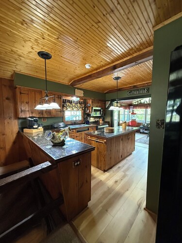 Bob's Big Woods Bungalow - 3 Bedrooms-3 Bath - A/C and Wifi