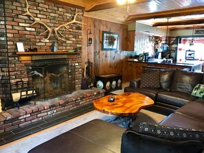 Flat-screen TV, fireplace, video games, DVD player - Bob's Big Woods Bungalow - 3 Bedrooms-3 Bath  - A/c and Wif (Greentown)