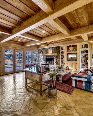 Smart TV, caminetto, lettore DVD, libri