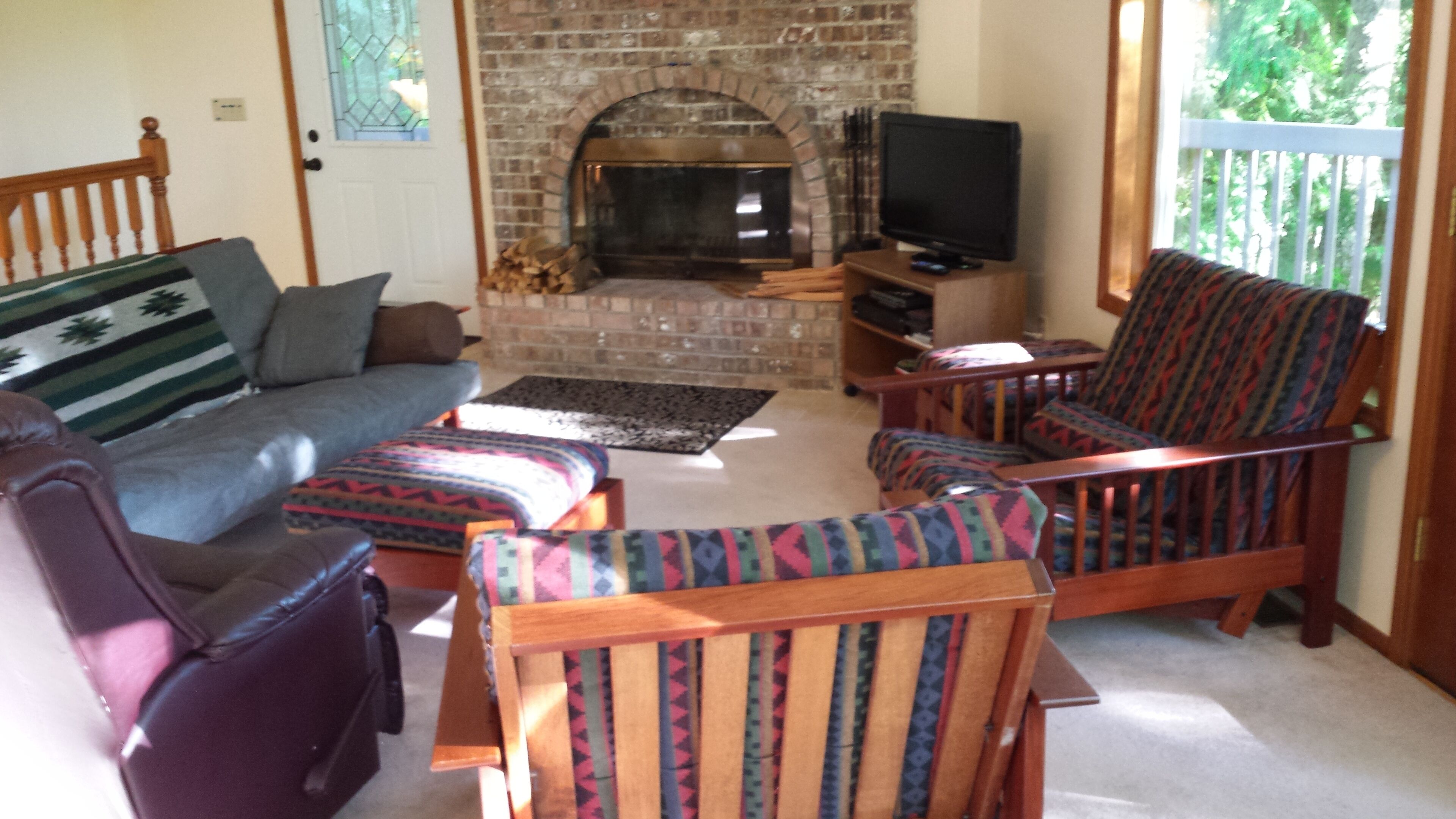 RIVERFRONT RETREAT, RELAX!! EZ I-5 access Portland,OR.-Seattle,WA. Book it today