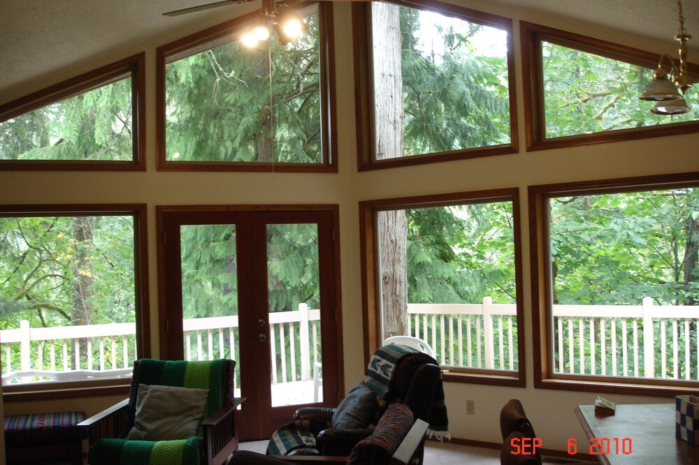 RIVERFRONT RETREAT, RELAX!! EZ I-5 access Portland,OR.-Seattle,WA. Book it today