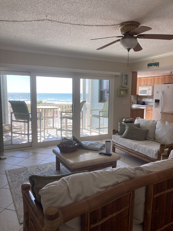 Fernseher, DVD-Player, Bücher, Videothek