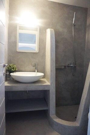 Een douche, een haardroger, handdoeken, zeep