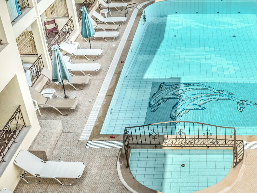 Piscina externa sazonal, funciona das 10h às 19h, guarda-sóis