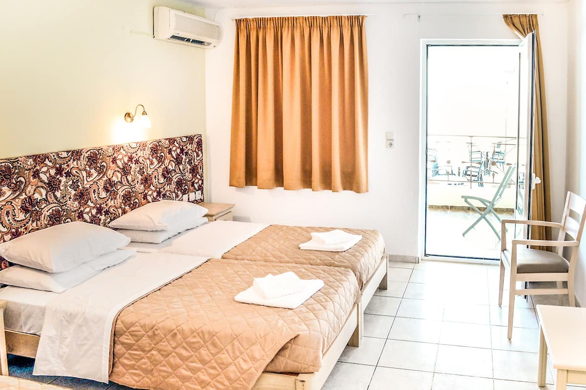 Kamar Double | Tirai kedap cahaya, kedap suara, dan setrika/meja setrika