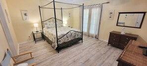 3 室のベッドルーム、アイロン / アイロン台、WiFi (無料)、ベッドシーツ