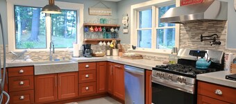 Neu renoviertes Haus mit Whirlpool im Innenbereich