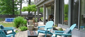 Hiljattain remontoitu koti, jossa on poreallas