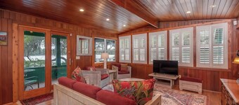 Lakefront Country Haven near Ocala & Forest -With Canoe, Lifejackets and Grill!