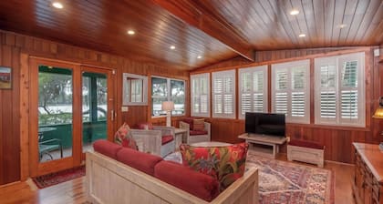 Lakefront Country Haven near Ocala & Forest -With Canoe, Lifejackets and Grill!