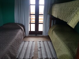 3 dormitorios, cortinas opacas, tabla de planchar con plancha