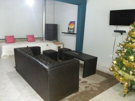 Una televisión de pantalla plana