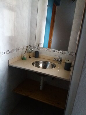Shower, rainfall showerhead, free toiletries, towels