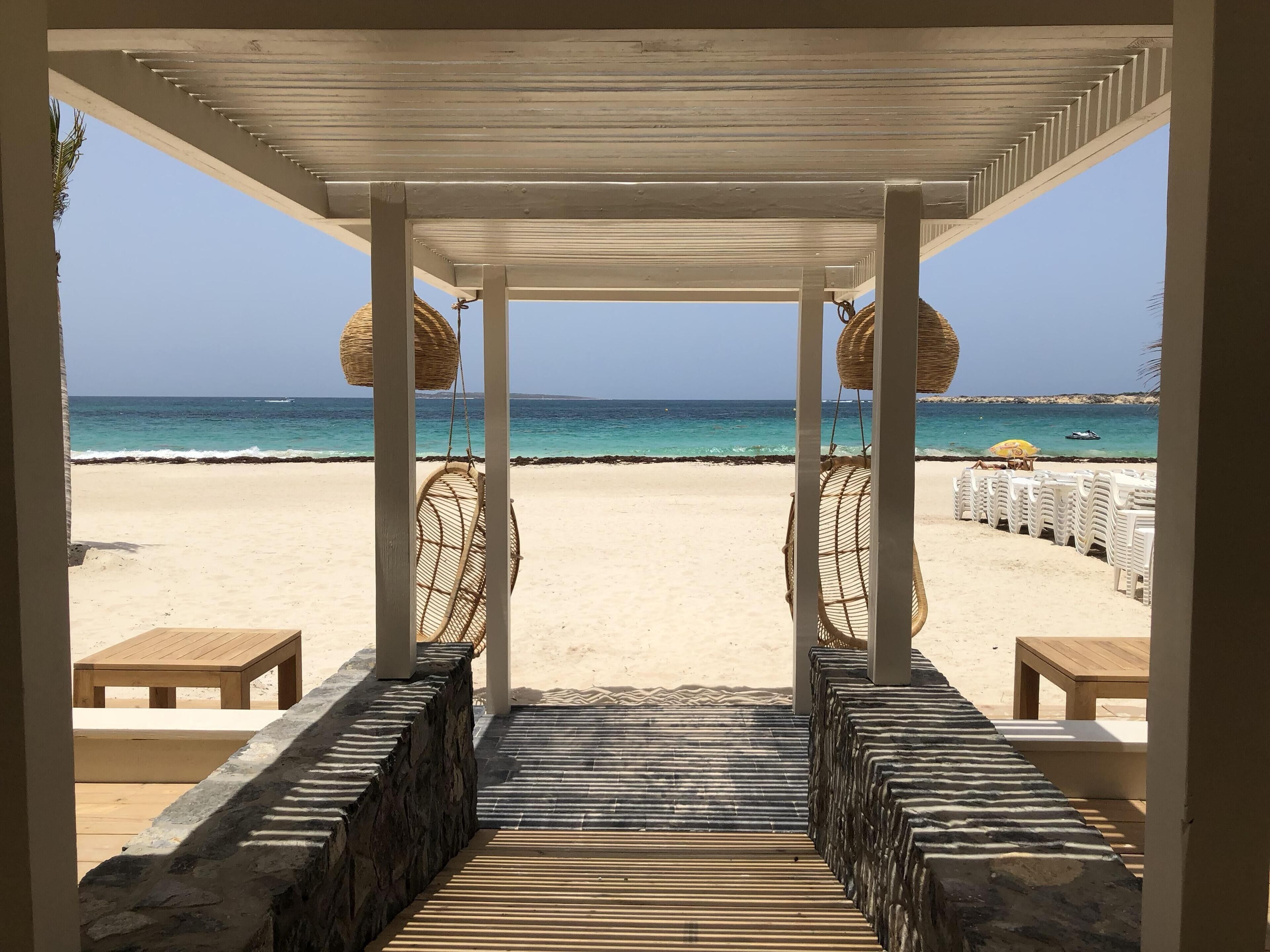 Aan het strand, ligstoelen aan het strand, strandlakens