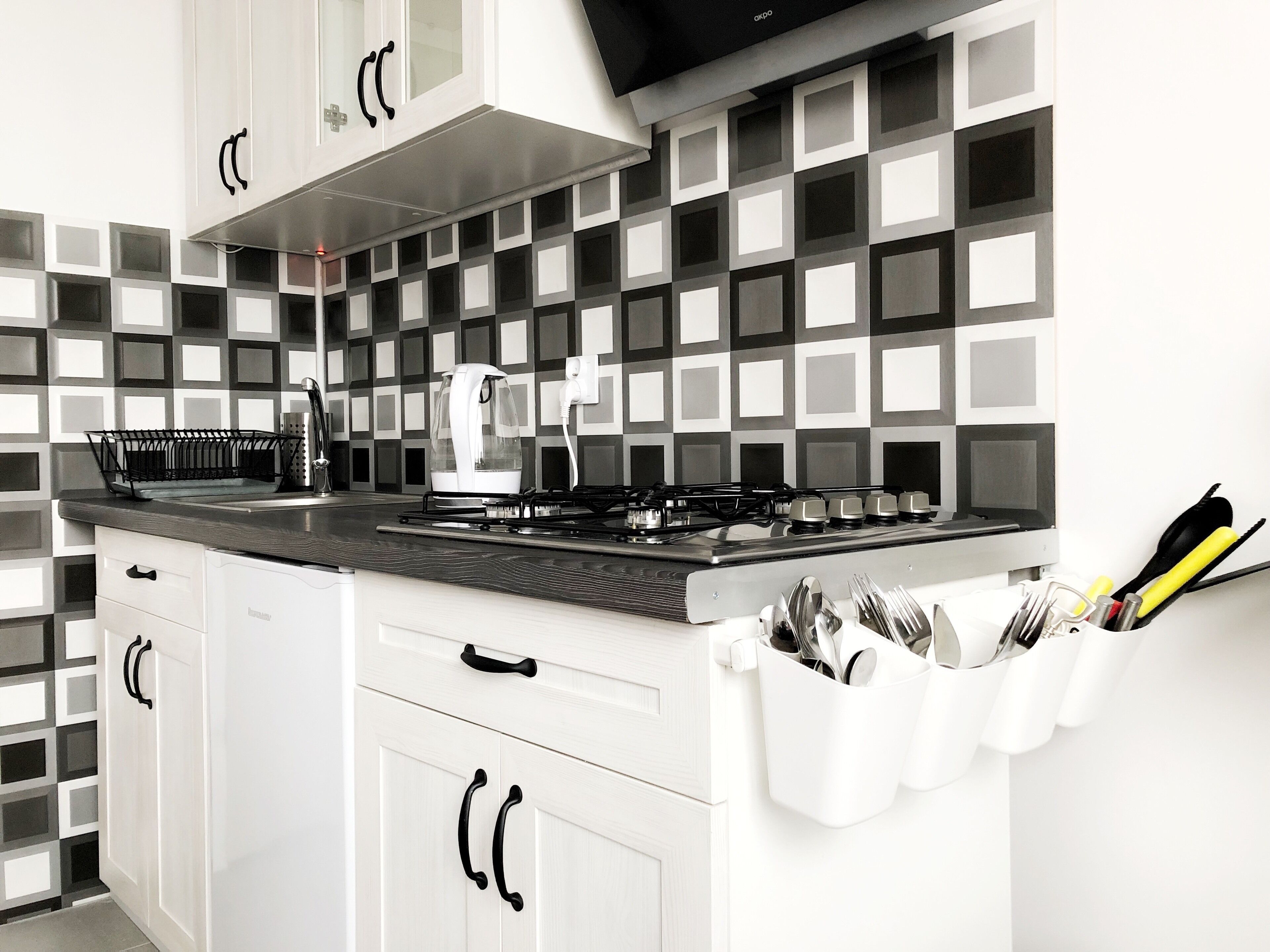 冰箱、炉灶、电热水壶、纸巾