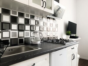 Kühlschrank, Herdplatte, Wasserkocher, Küchenrolle