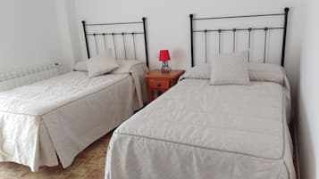 4 bedrooms, iron/ironing board, free WiFi, bed sheets