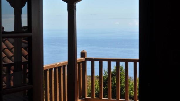 En balkon med havudsigt.