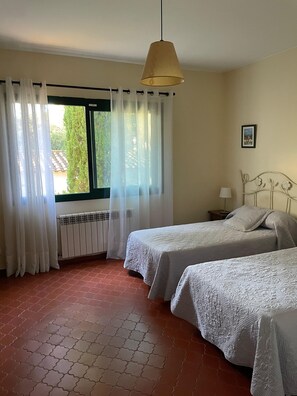 4 chambres, coffres-forts dans les chambres, fer et planche à repasser