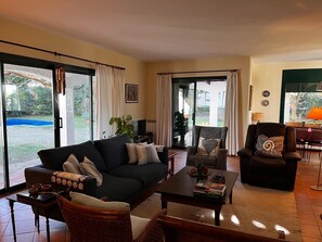 Smart-TV, Kamin, DVD-Player, Tischtennisplatte