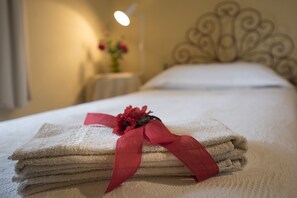 2 bedrooms, WiFi, bed sheets - Guarene: ALBA, 5 km: in historical Mansion with park a flat overviewing the hills (Guarene)