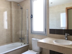 Combined shower/tub, hair dryer, bidet, towels - FANTASTIC APARTMENT, 5MINS FROM THE BEACH WITH SWIMMING POOL, PARKING & INTERNET (Sant Feliu de Guíxols)