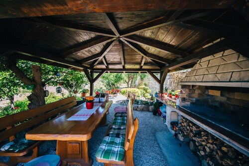 Split Podstrana: House with garden